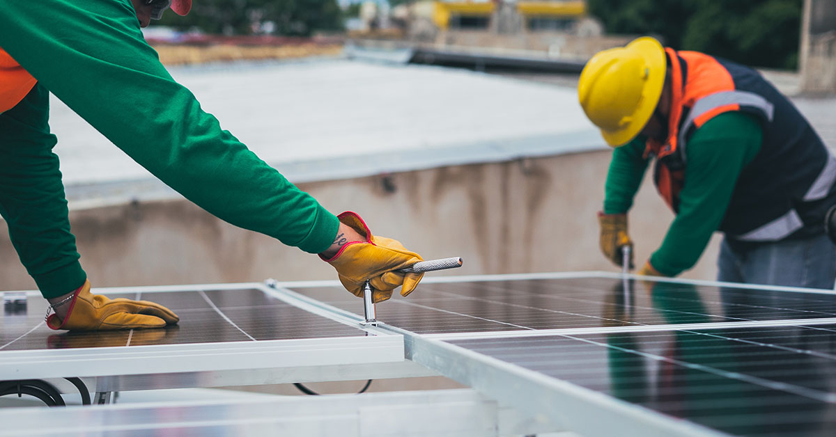 Des panneaux solaires sur le toit d'un immeuble d'habitation ? L'électricité produite peut être restituée aux propriétaires. | ImmoPass